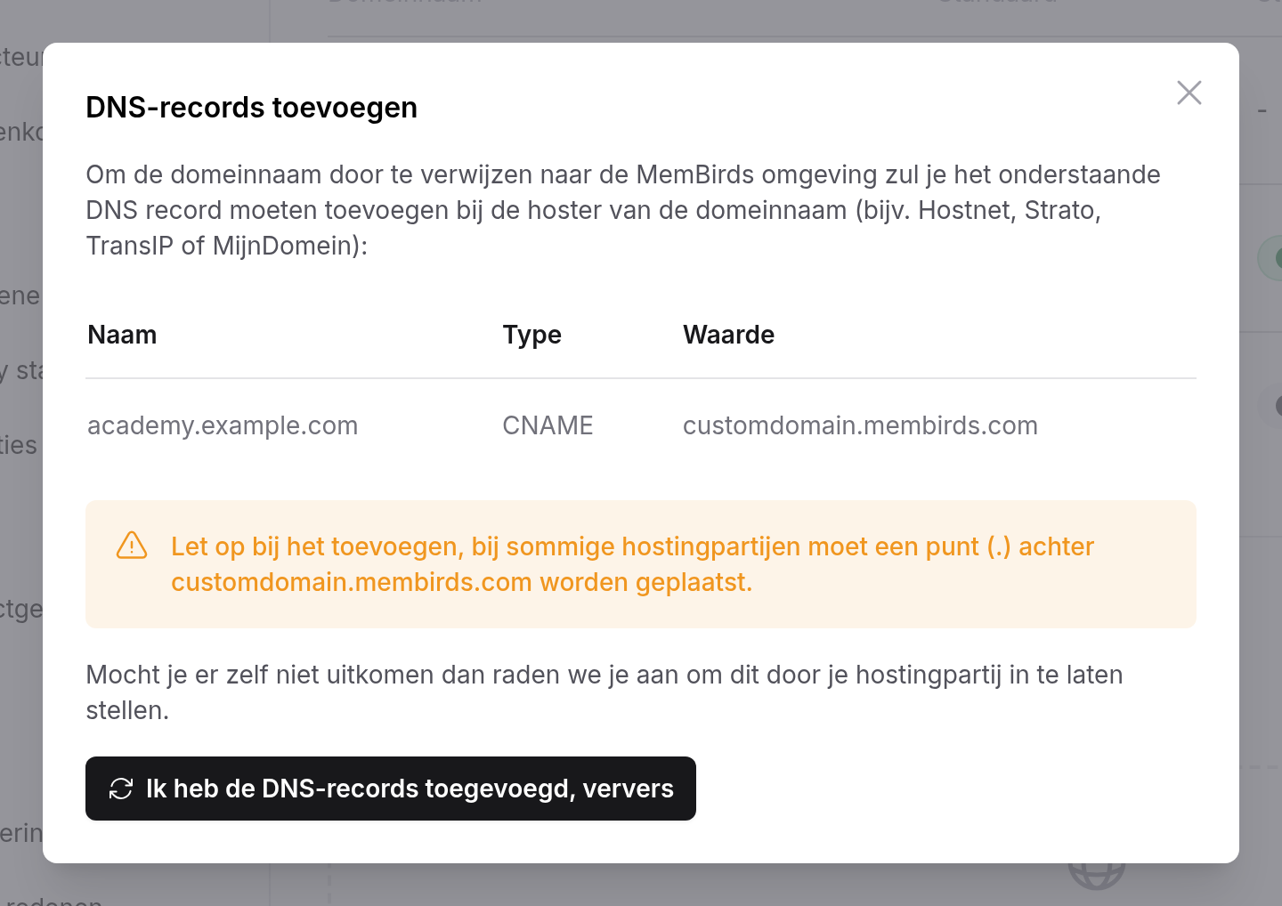 Venster DNS-records toevoegen met een tabel Naam academy.example.com, Type CNAME, Waarde customdomain.membirds.com, een oranje melding over de punt achter de waarde, een tip om het door je hostingpartij te laten instellen en de knop Ik heb de DNS-records toegevoegd, ververs